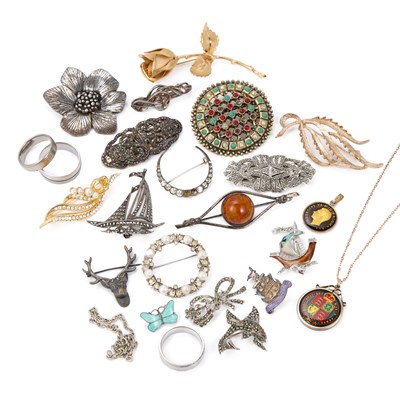 Lot 527 - A GROUP OF COSTUME JEWELLERY