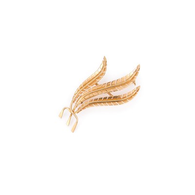 Lot 536 - A TRIPLE FEATHER BROOCH