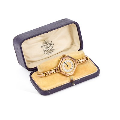 Lot 515 - A LADY'S 9CT GOLD BRACELET WATCH