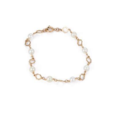 Lot 541 - A 9 CARAT GOLD CULTURED PEARL BRACELET
