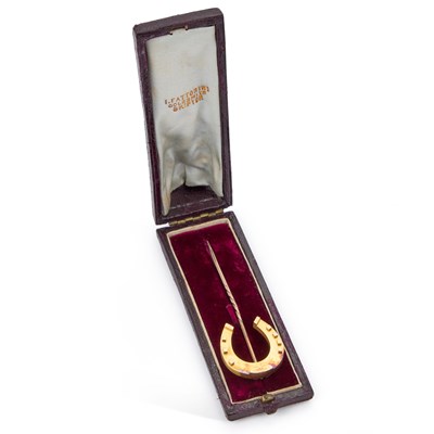 Lot 585 - A LARGE HORSESHOE STICKPIN