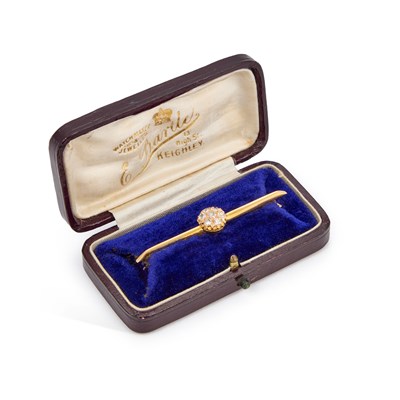Lot 583 - A DIAMOND CLUSTER BROOCH