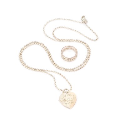 Lot 277 - A TIFFANY & CO SILVER RING AND PENDANT NECKLACE