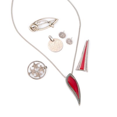 Lot 289 - A GROUP OF MALCOLM GRAY ORTAK SILVER CRAFT AND OLA GORIE JEWELLERY