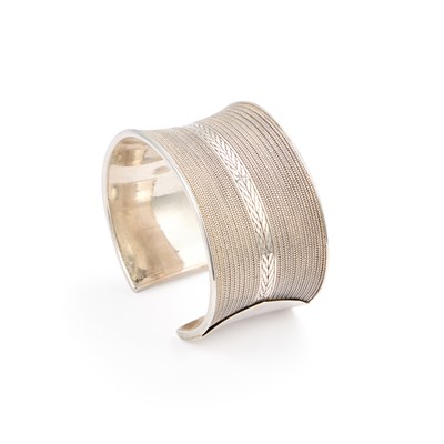 Lot 259 - A CUFF BANGLE