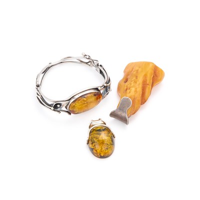 Lot 261 - THREE ITEMS OF AMBER JEWELLERY