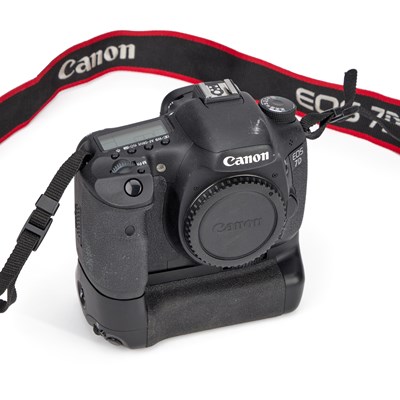 Lot 486 - A CANON EOS 7D DSLR CAMERA BODY AND BATTERY GRIP