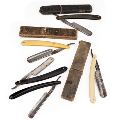 Lot 470 - A GROUP OF FIVE VINTAGE RAZORS INCLUDING A BOXED MATINEE RAZOR
