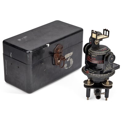 Lot 14 - A SECOND WORLD WAR ERA U.S.A. ASTRO-COMPASS MK II
