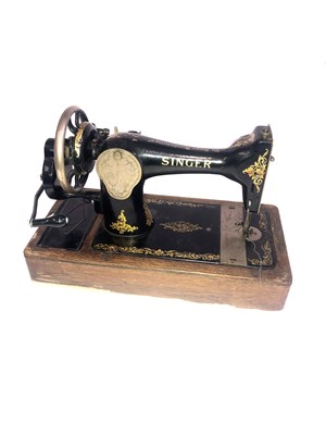 Lot 426 - A VINTAGE OAK-CASED SINGER SEWING MACHINE