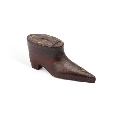 Lot 546 - A 19TH CENTURY CARVED NOVELTY TABLE SNUFF BOX