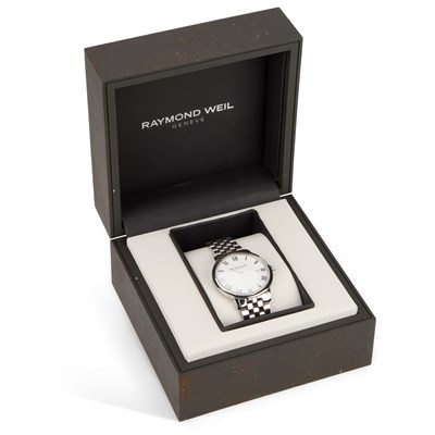 Lot 517 - A GENTS STEEL RAYMOND WEIL BRACELET WATCH