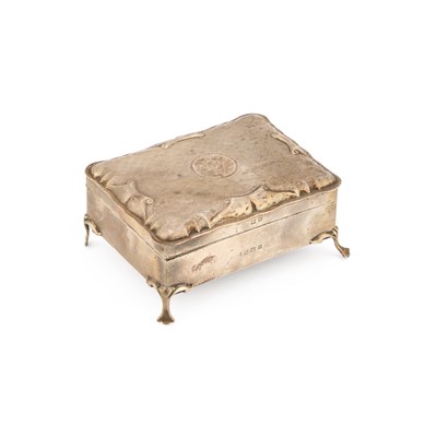 Lot 396 - A GEORGE V SILVER JEWELLERY BOX