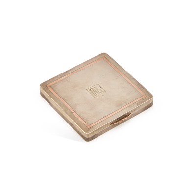 Lot 359 - A GEORGE VI ENGINE-TURNED SILVER COMPACT