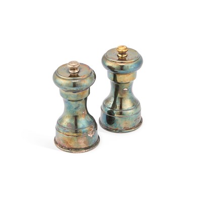 Lot 286 - A PAIR OF ELIZABETH II SILVER SALT AND PEPPER GRINDERS