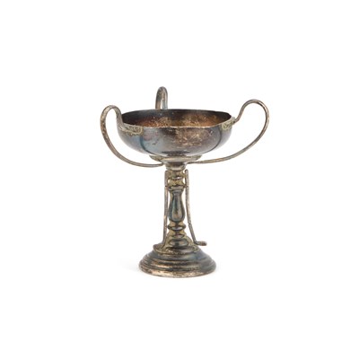 Lot 282 - AN ELIZABETH II SILVER GOLFING TROPHY CUP