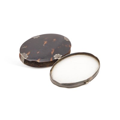 Lot 448 - A GEORGE III SILVER-MOUNTED TORTOISESHELL OVAL MAGNIFYING GLASS