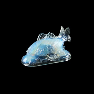 Lot 14 - AN ART DECO OPALIQUE GLASS DOUBLE FISH GROUP