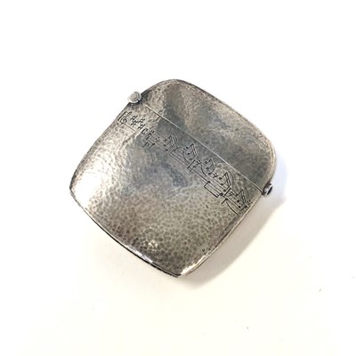 Lot 328 - AN UNUSUAL SILVER VESTA CASE