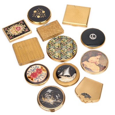 Lot 420 - A GROUP OF COMPACTS