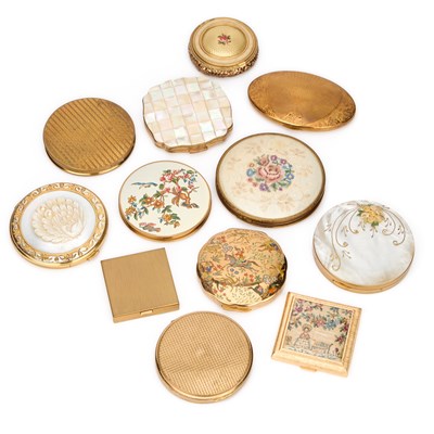 Lot 444 - A GROUP OF COMPACTS