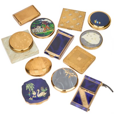 Lot 435 - A GROUP OF COMPACTS