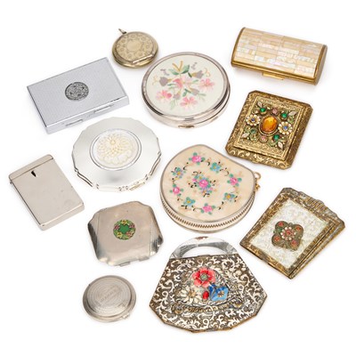 Lot 413 - A GROUP OF COMPACTS