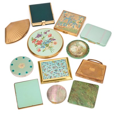 Lot 441 - A GROUP OF COMPACTS
