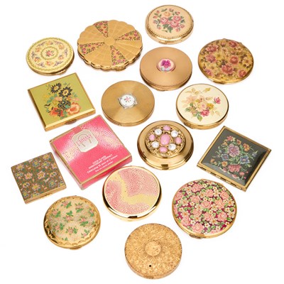 Lot 467 - A GROUP OF COMPACTS
