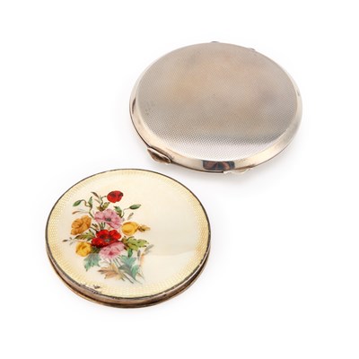 Lot 217 - A GEORGE V SILVER AND ENAMEL COMPACT