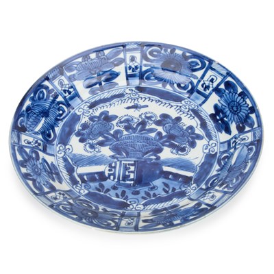 Lot 120 - A CHINESE BLUE AND WHITE KRAAK PLATE