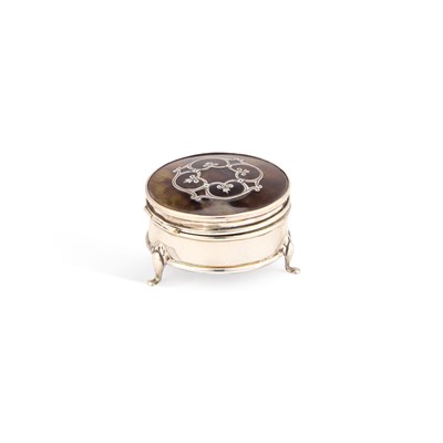 Lot 215 - AN EDWARDIAN SILVER AND TORTOISESHELL RING BOX