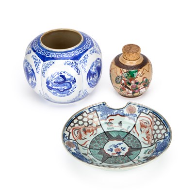 Lot 122 - A CHINESE CRACKLE-GLAZED GINGER JAR TOGETHER WITH A BLUE AND WHITE VASE AND A BARBERS BOWL