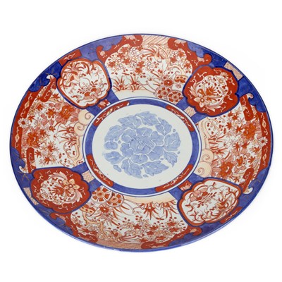 Lot 123 - A LARGE JAPANESE IMARI CHARGER