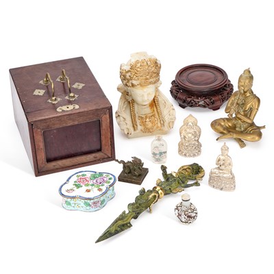 Lot 121 - A GROUP OF ORIENTAL OBJECTS
