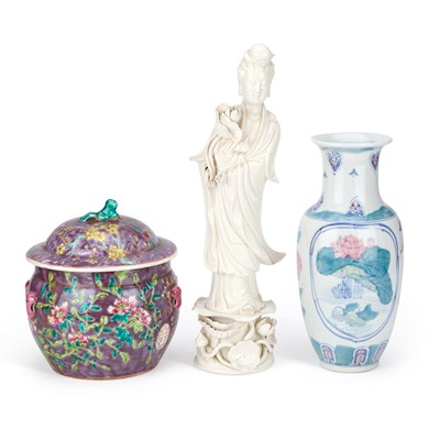 Lot 141 - A CHINESE BLANC DE CHINE FIGURE OF GUANYIN