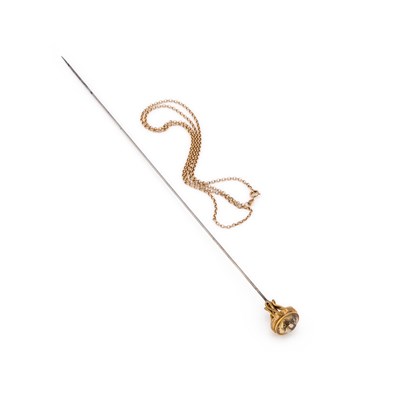 Lot 370 - A 9 CARAT GOLD MOUNTED AND CITRINE HAT PIN AND A 9 CARAT GOLD CHAIN