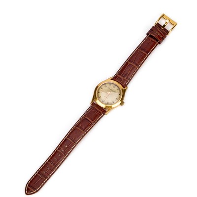 Lot 365 - A GENTS GOLD PLATED HENRY MOSER STRAP WATCH
