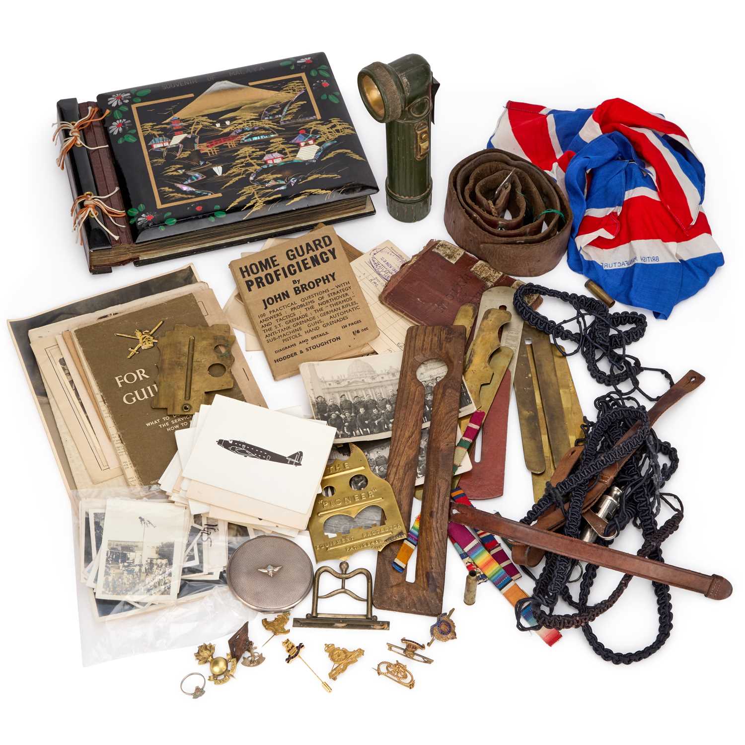 Lot 11 - A MIXED GROUP OF MILITARIA
