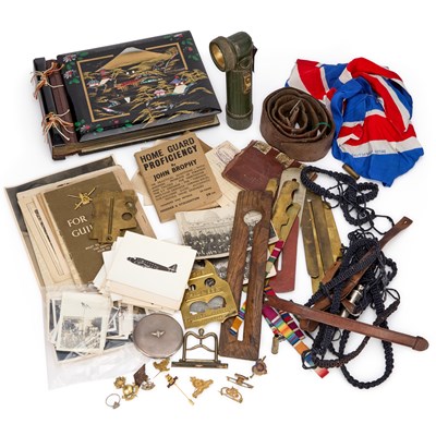 Lot 11 - A MIXED GROUP OF MILITARIA