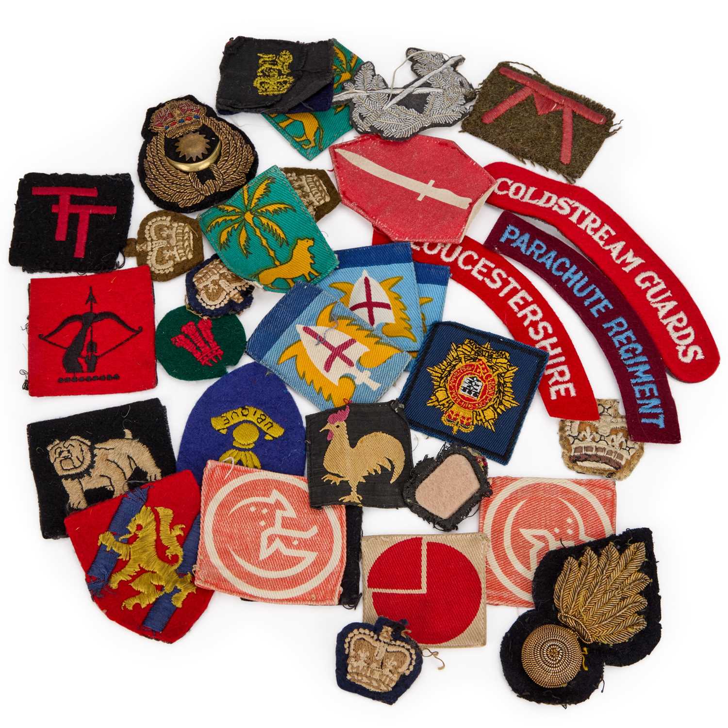Lot 31 - A GROUP OF CLOTH DIVISIONAL INSIGNIA, SHOULDER TITLES, FORMATION PATCHES AND RANK BADGES
