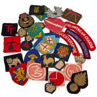 Lot 31 - A GROUP OF CLOTH DIVISIONAL INSIGNIA, SHOULDER TITLES, FORMATION PATCHES AND RANK BADGES
