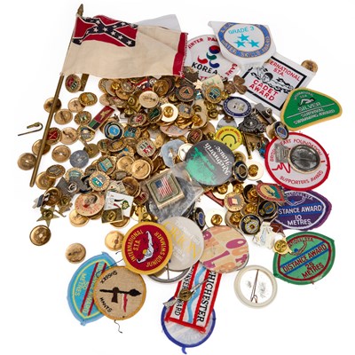 Lot 422 - A GROUP OF CLOTH AND PIN BADGES