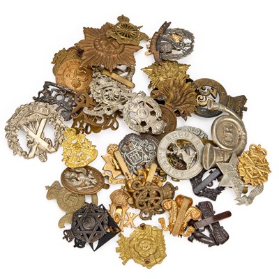 Lot 17 - A GROUP OF RE-STRIKED CAP BADGES