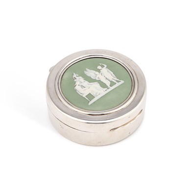 Lot 89 - AN EDWARDIAN SILVER AND GREEN JASPER BOX