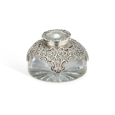 Lot 357 - AN EDWARDIAN SILVER-MOUNTED GLASS INKWELL
