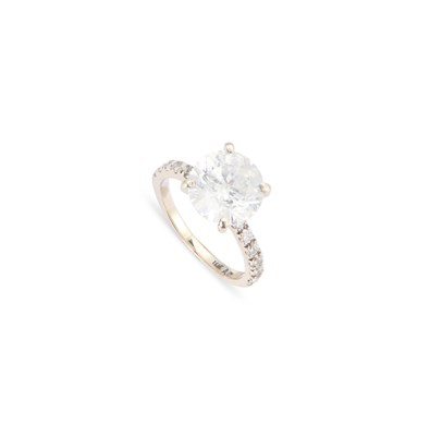 Lot 472 - A SOLITAIRE DIAMOND RING