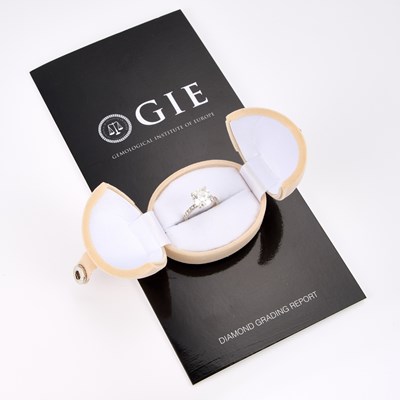 Lot A SOLITAIRE DIAMOND RING