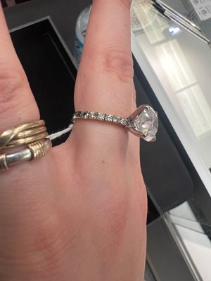 Lot A SOLITAIRE DIAMOND RING