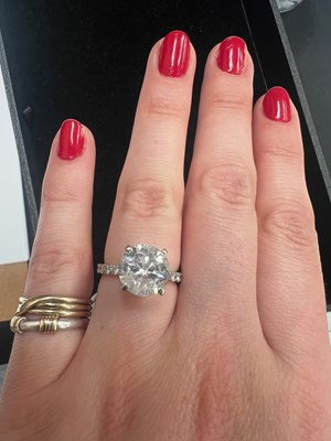 Lot A SOLITAIRE DIAMOND RING